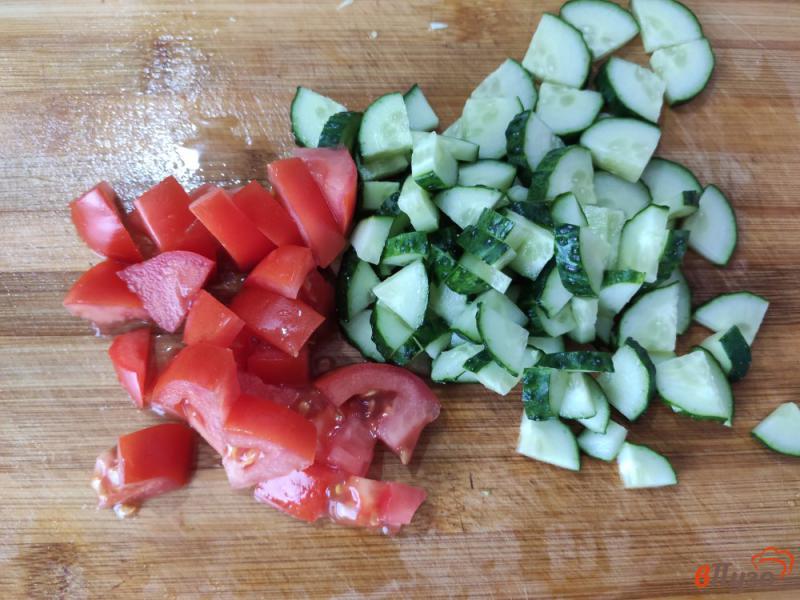 Фото приготовление рецепта: Овощной салат с зеленью и кунжутом шаг №3