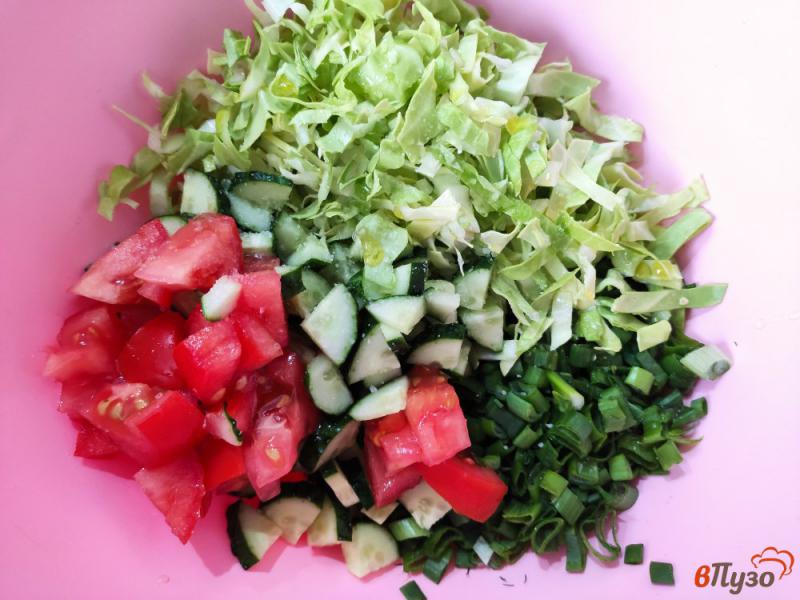 Фото приготовление рецепта: Овощной салат с зеленью и кунжутом шаг №4