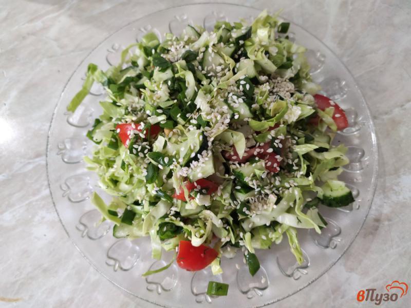 Фото приготовление рецепта: Овощной салат с зеленью и кунжутом шаг №5