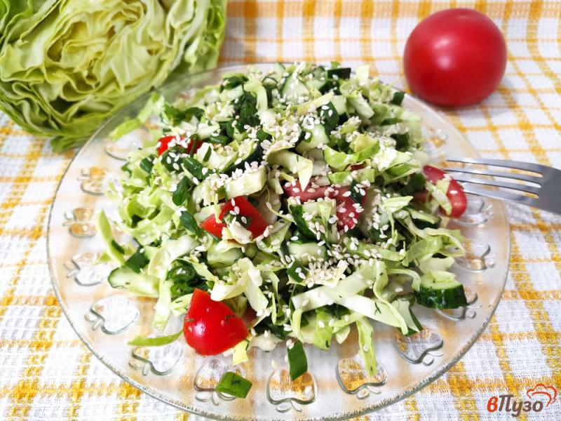 Фото приготовление рецепта: Овощной салат с зеленью и кунжутом шаг №6