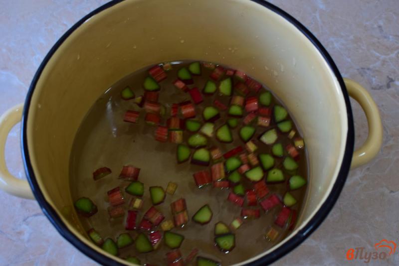Фото приготовление рецепта: Холодный чай с ревенем шаг №2
