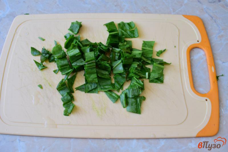 Фото приготовление рецепта: Салат с редисом огурцом и щавелем шаг №1
