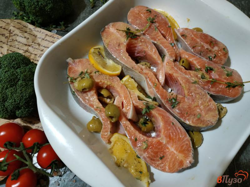Фото приготовление рецепта: Форель запеченная с лимоном и оливками шаг №4