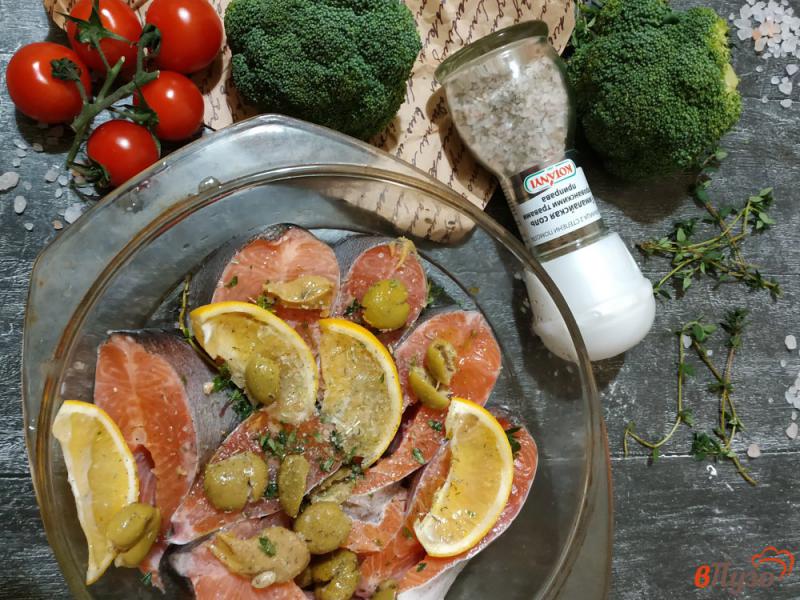 Фото приготовление рецепта: Форель запеченная с лимоном и оливками шаг №3