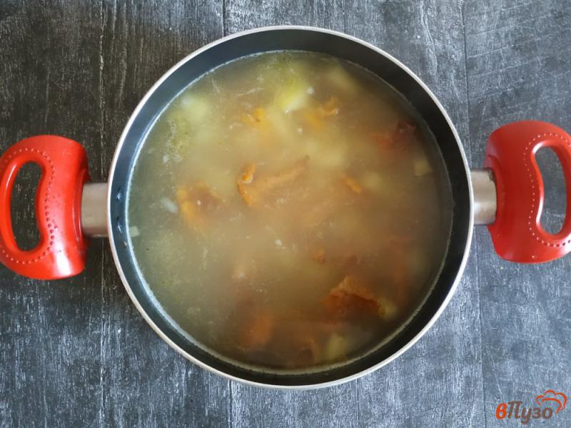 Фото приготовление рецепта: Суп с лисичками и тушенкой шаг №5