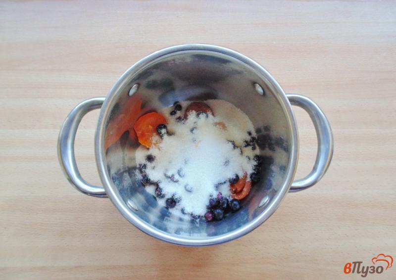 Фото приготовление рецепта: Кисель из абрикос и черной смородины шаг №3