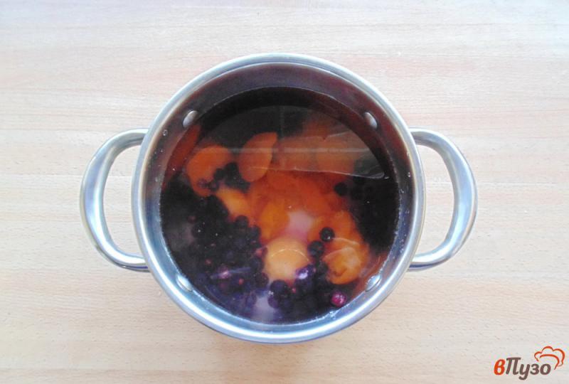 Фото приготовление рецепта: Кисель из абрикос и черной смородины шаг №4