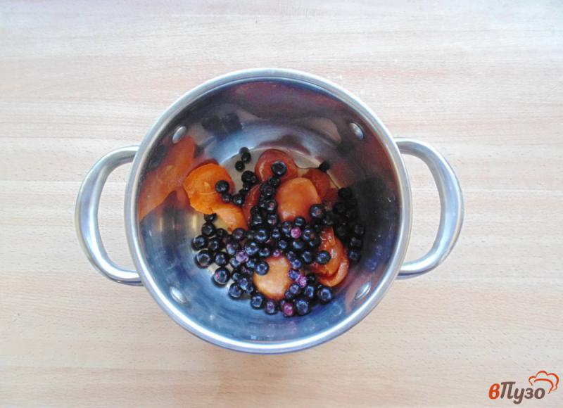 Фото приготовление рецепта: Кисель из абрикос и черной смородины шаг №2