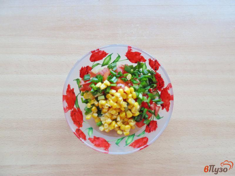 Фото приготовление рецепта: Салат из помидор, огурцов и кукурузы шаг №4