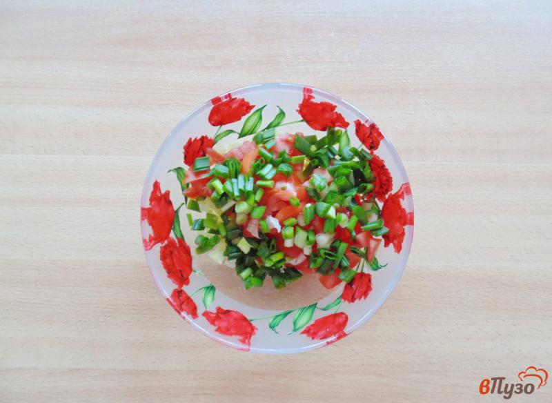 Фото приготовление рецепта: Салат из помидор, огурцов и кукурузы шаг №3