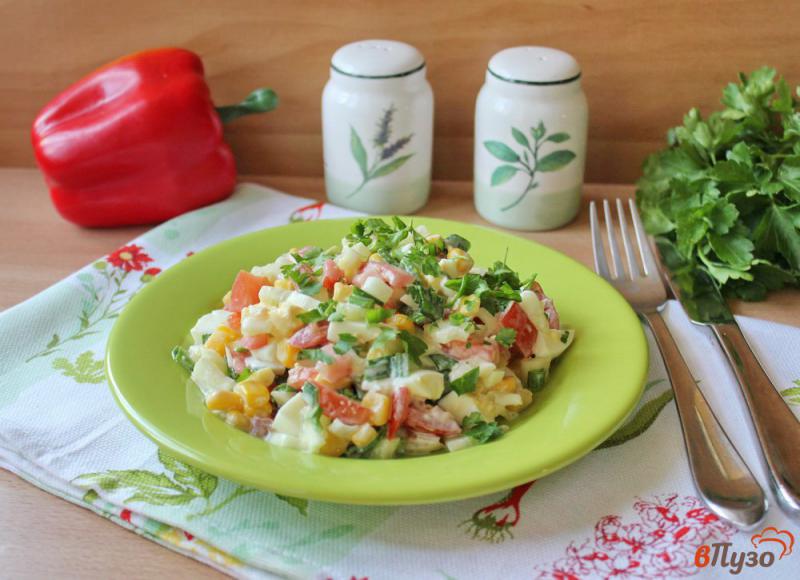 Фото приготовление рецепта: Салат из помидор, огурцов и кукурузы шаг №7