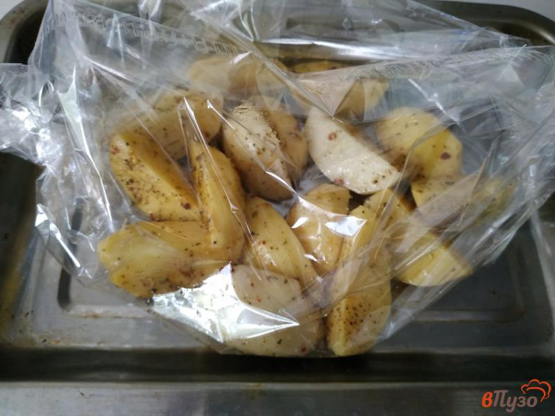 Фото приготовление рецепта: Запечённый картофель с приправами в рукаве шаг №6