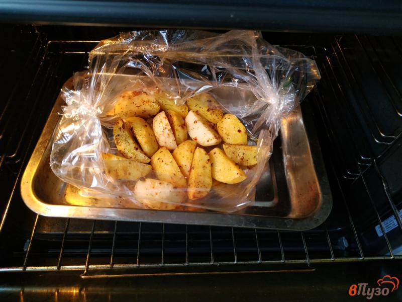 Фото приготовление рецепта: Запечённый картофель с приправами в рукаве шаг №7