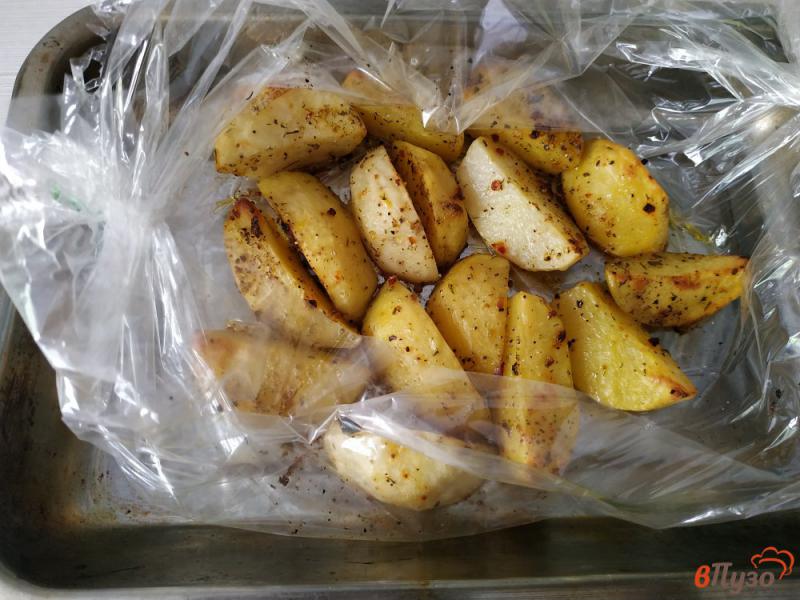 Фото приготовление рецепта: Запечённый картофель с приправами в рукаве шаг №8