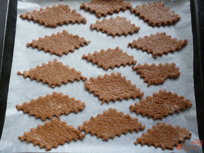 Фото приготовление рецепта: Шоколадное песочное печенье шаг №9