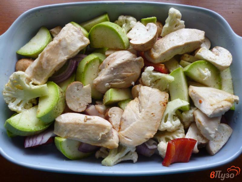 Фото приготовление рецепта: Куриное филе с овощами в духовке шаг №7