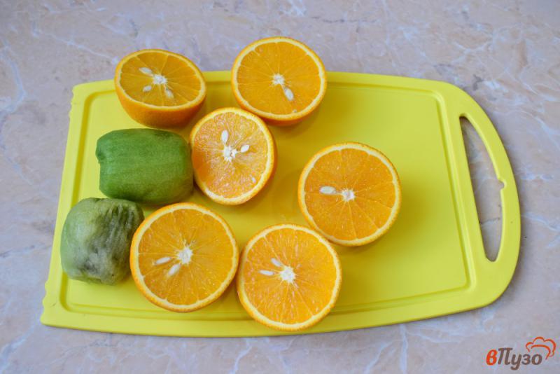 Фото приготовление рецепта: Апельсиновый смузи с киви и сельдереем шаг №1