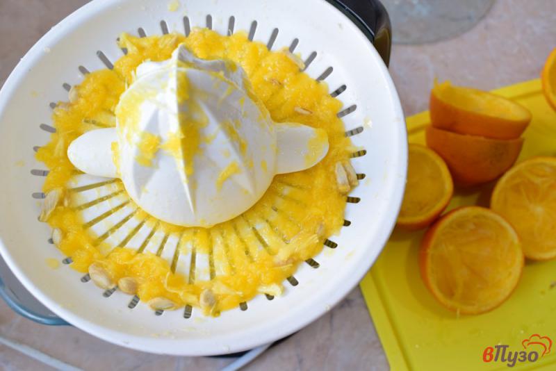 Фото приготовление рецепта: Апельсиновый смузи с киви и сельдереем шаг №3
