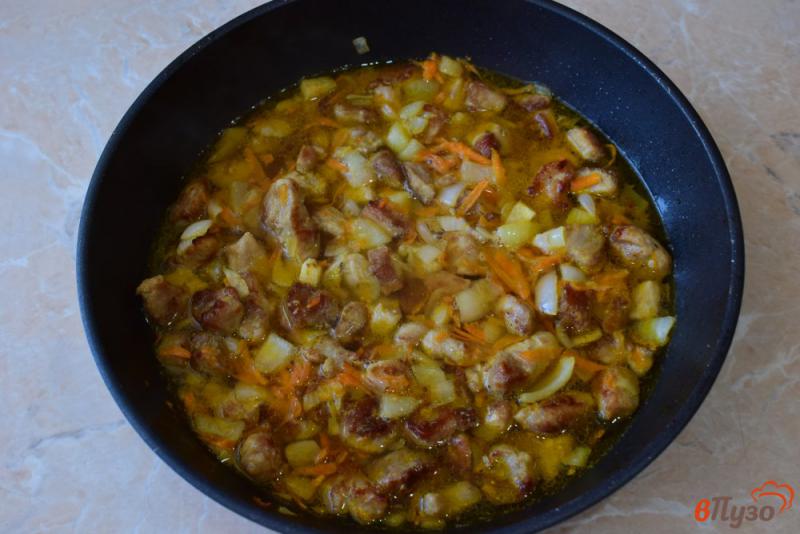 Фото приготовление рецепта: Свинина в подливе с овощами шаг №4