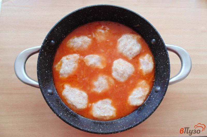Фото приготовление рецепта: Биточки из свинины в томатном соусе шаг №6