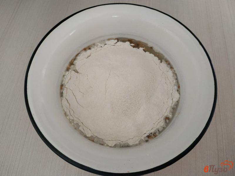 Фото приготовление рецепта: Формовой хлеб с семечками шаг №4