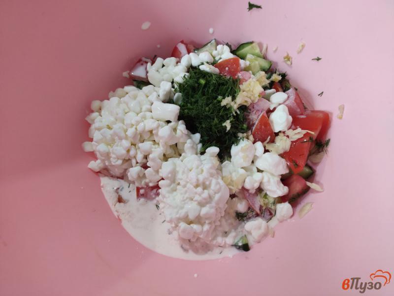 Фото приготовление рецепта: Овощной салат с зернистым творогом шаг №2