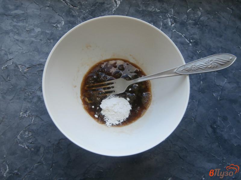 Фото приготовление рецепта: Куриная печень в соевом соусе с яйцом на сковороде шаг №3