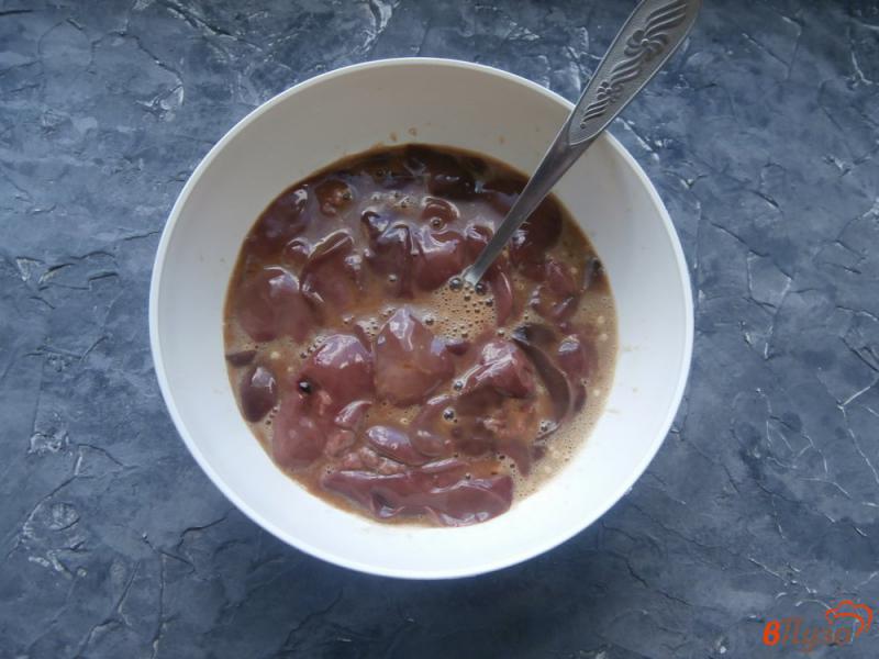 Фото приготовление рецепта: Куриная печень в соевом соусе с яйцом на сковороде шаг №4