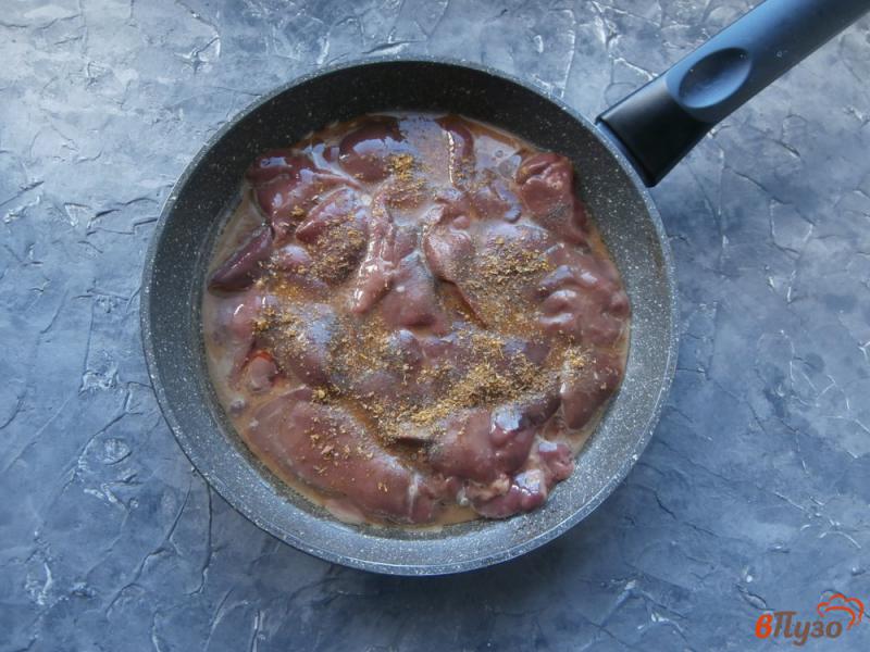 Фото приготовление рецепта: Куриная печень в соевом соусе с яйцом на сковороде шаг №5