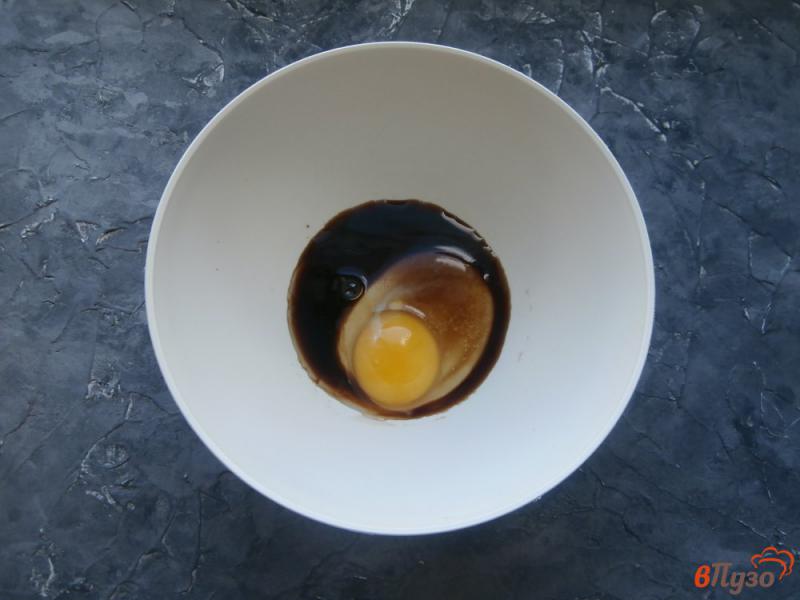 Фото приготовление рецепта: Куриная печень в соевом соусе с яйцом на сковороде шаг №2