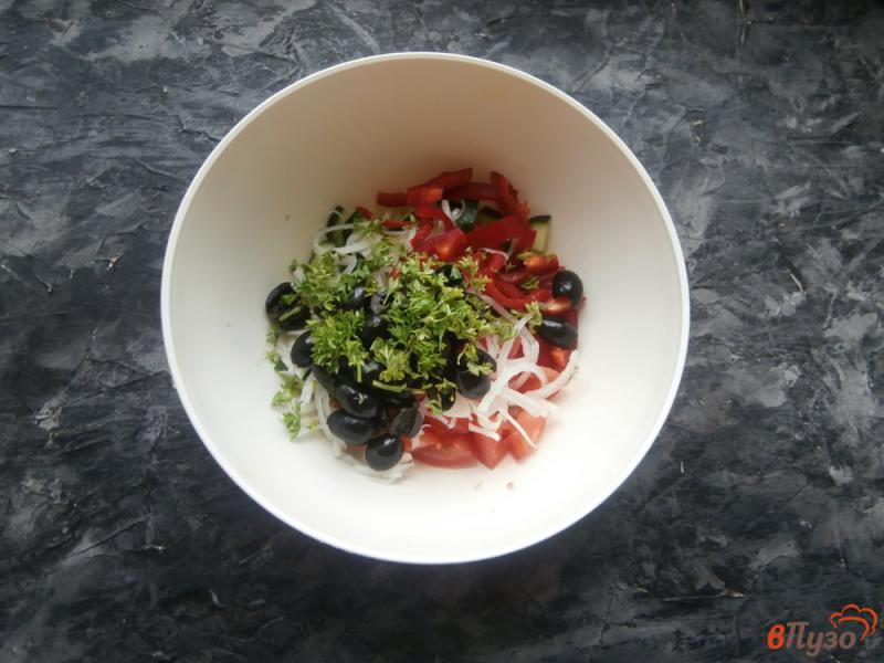 Фото приготовление рецепта: Овощной салат с творогом и маслинами шаг №3