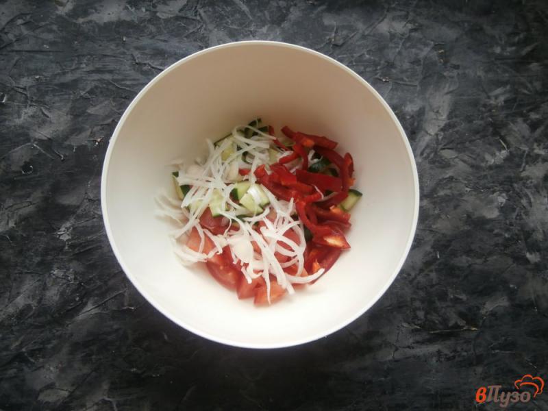 Фото приготовление рецепта: Овощной салат с творогом и маслинами шаг №2