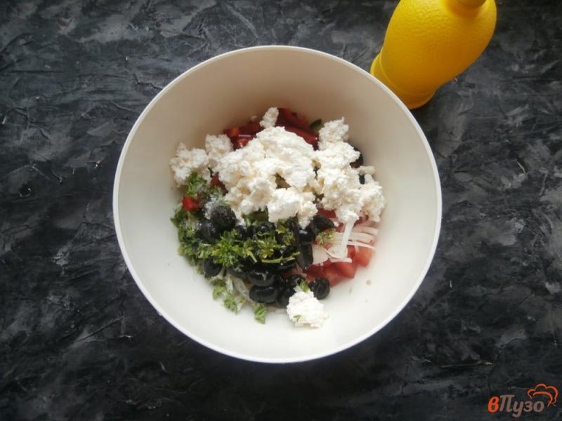 Фото приготовление рецепта: Овощной салат с творогом и маслинами шаг №4