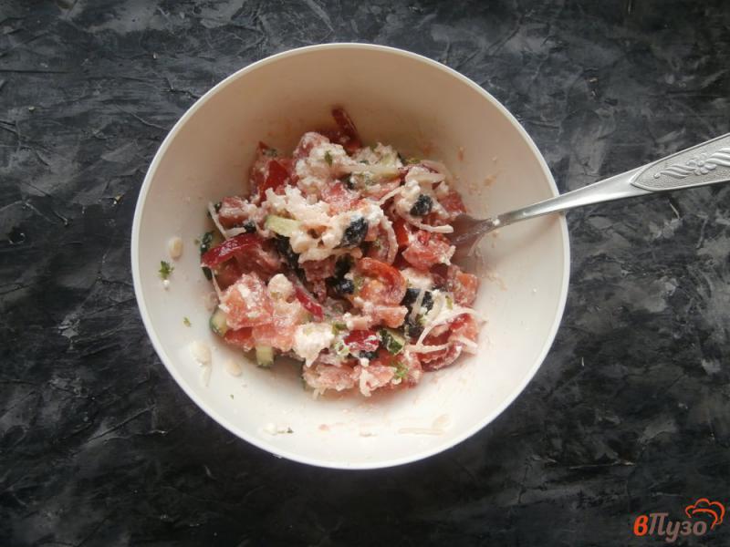Фото приготовление рецепта: Овощной салат с творогом и маслинами шаг №5