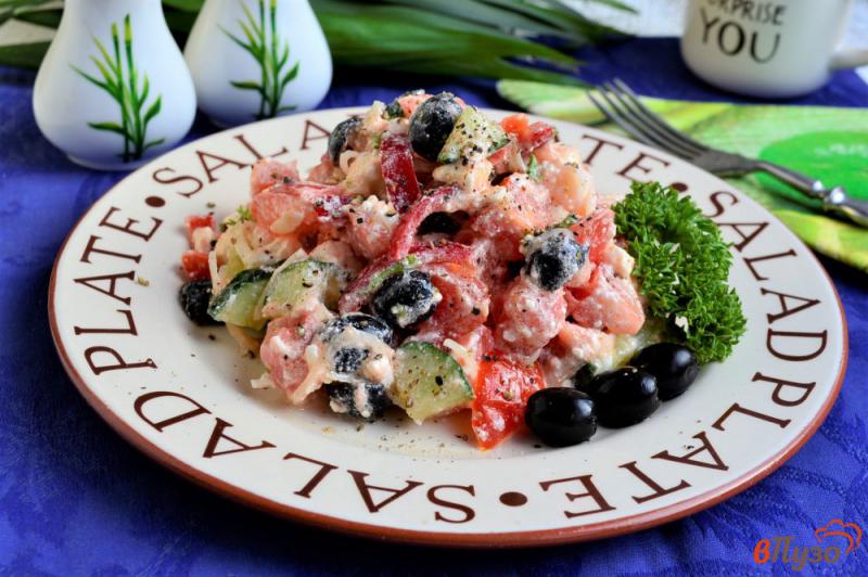 Фото приготовление рецепта: Овощной салат с творогом и маслинами шаг №6