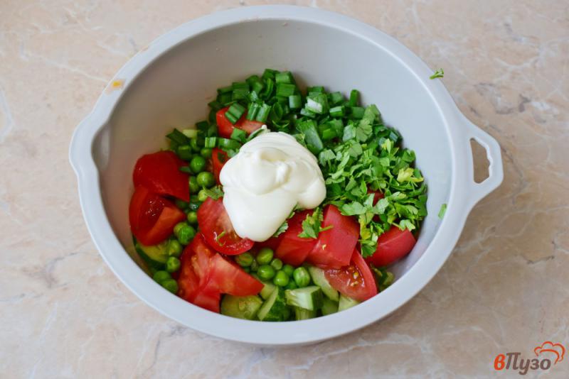 Фото приготовление рецепта: Салат с зеленым горошком огурцами и помидорами шаг №3