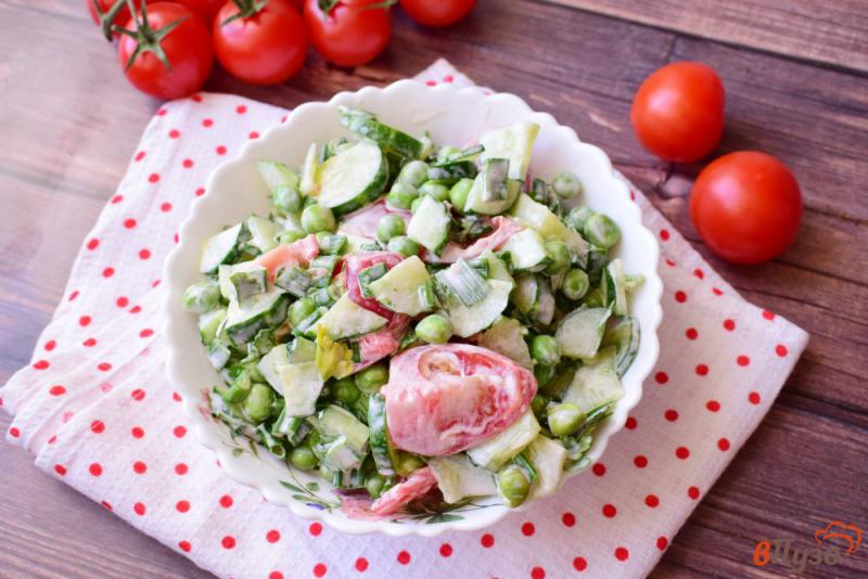 Фото приготовление рецепта: Салат с зеленым горошком огурцами и помидорами шаг №4