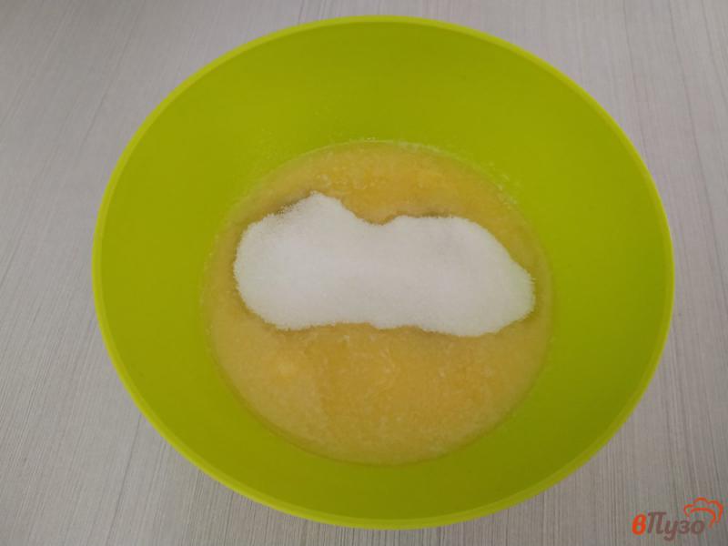 Фото приготовление рецепта: Ванильные маффины с цукатами шаг №2