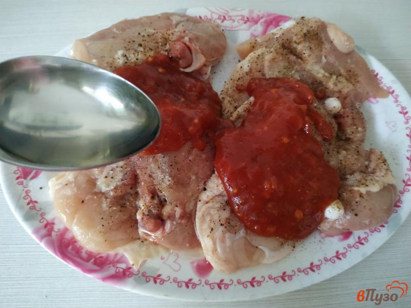 Фото приготовление рецепта: Запечённые куриные бедра в соусе сацебели шаг №3