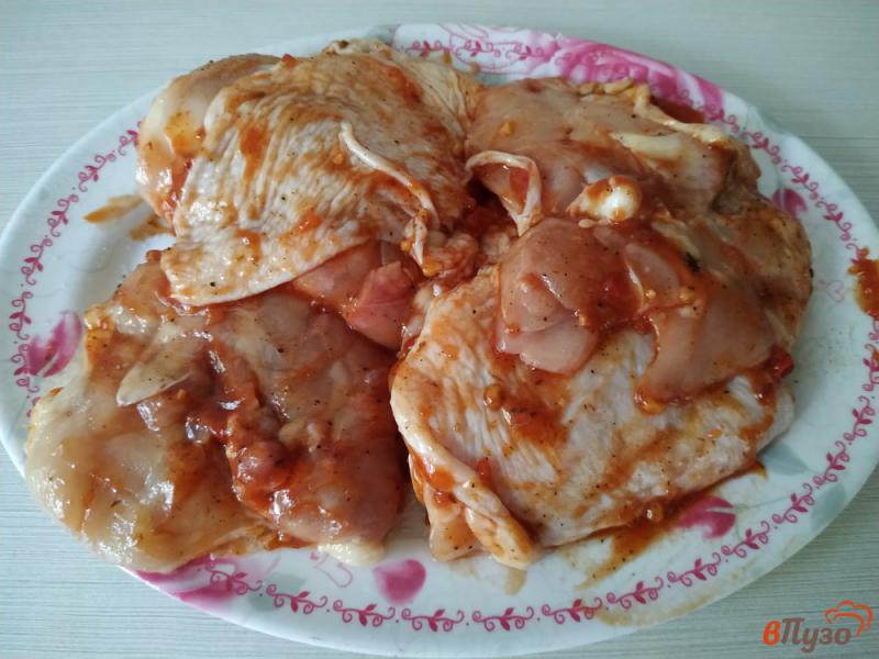 Фото приготовление рецепта: Запечённые куриные бедра в соусе сацебели шаг №4