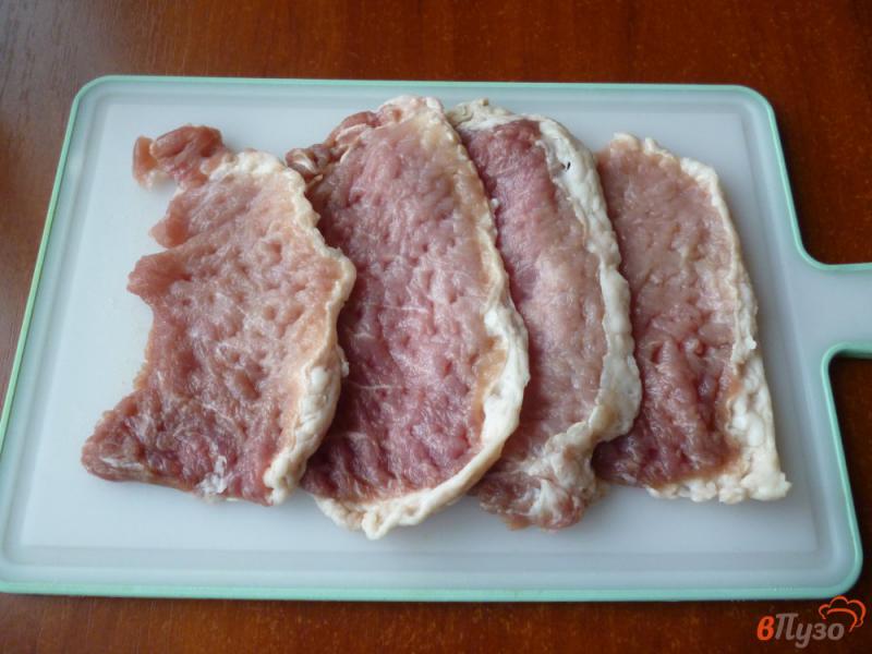 Фото приготовление рецепта: Свиные отбивные под сыром в духовке шаг №1