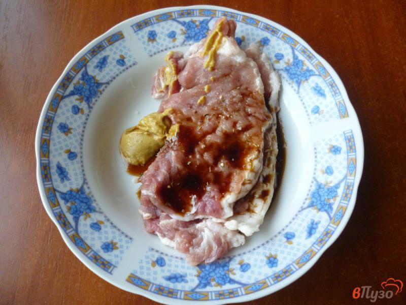 Фото приготовление рецепта: Свиные отбивные под сыром в духовке шаг №2