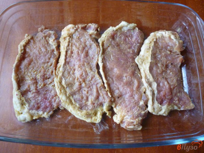 Фото приготовление рецепта: Свиные отбивные под сыром в духовке шаг №6