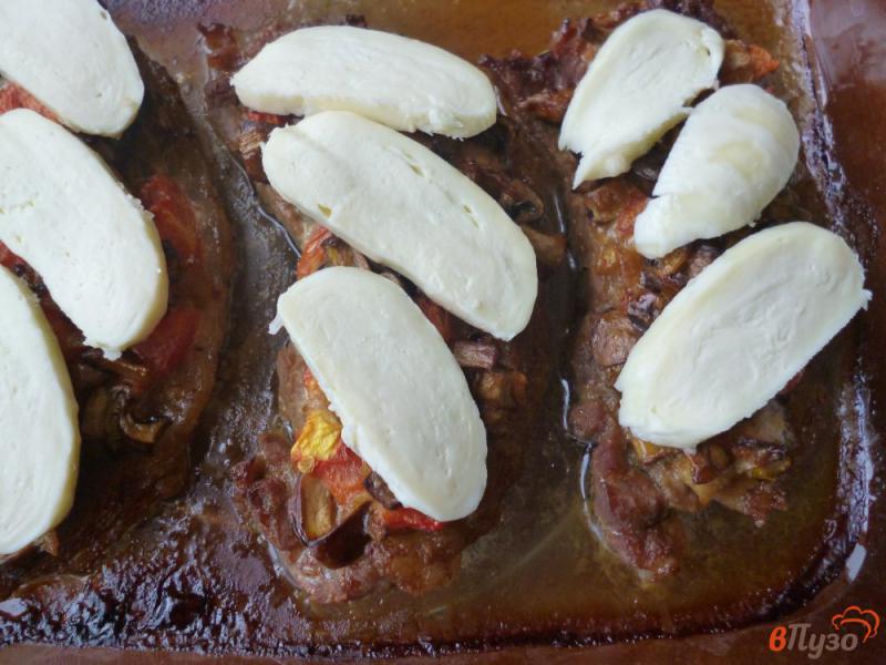 Фото приготовление рецепта: Свиные отбивные под сыром в духовке шаг №8