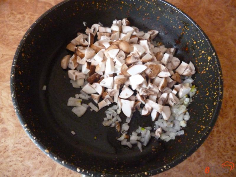 Фото приготовление рецепта: Лапша с фаршем и грибами шаг №2