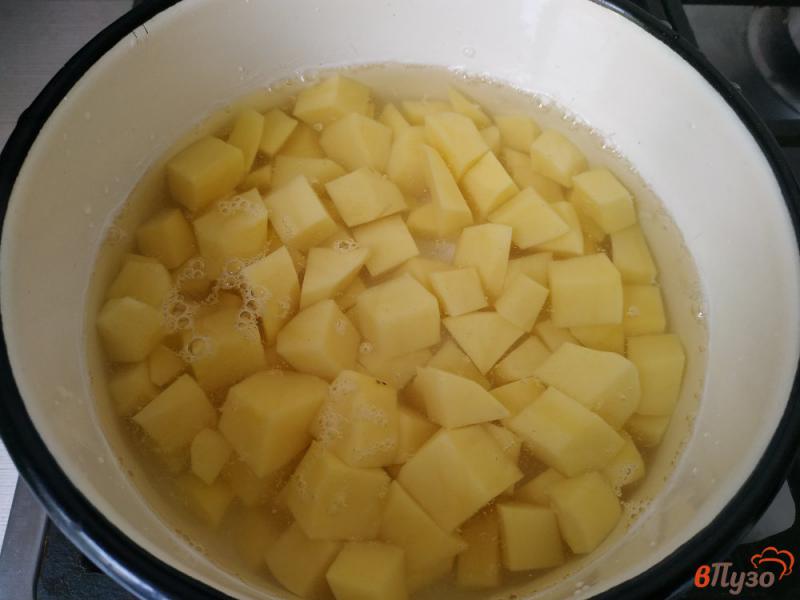 Фото приготовление рецепта: Тушеный картофель с филе хека шаг №1