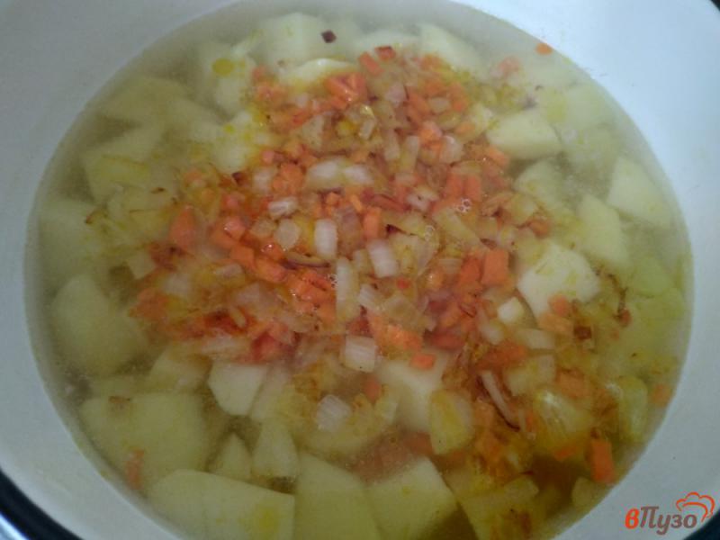 Фото приготовление рецепта: Тушеный картофель с филе хека шаг №4
