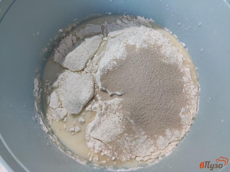 Фото приготовление рецепта: Пирожки из дрожжевого теста с яблочным вареньем шаг №2