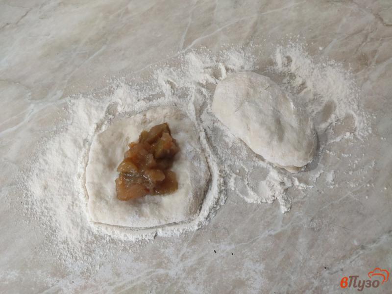 Фото приготовление рецепта: Пирожки из дрожжевого теста с яблочным вареньем шаг №8