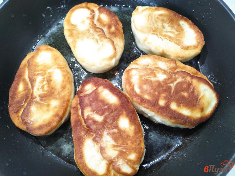 Фото приготовление рецепта: Пирожки из дрожжевого теста с яблочным вареньем шаг №10